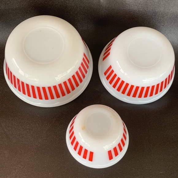 Hazel atlas, scalloped, red and white mixing bowls - Picture 3 of 8